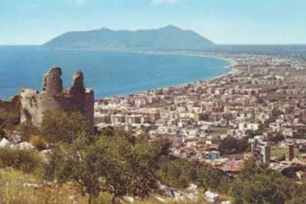 Art Deco City Center Near The Beach! Терачина Екстериор снимка